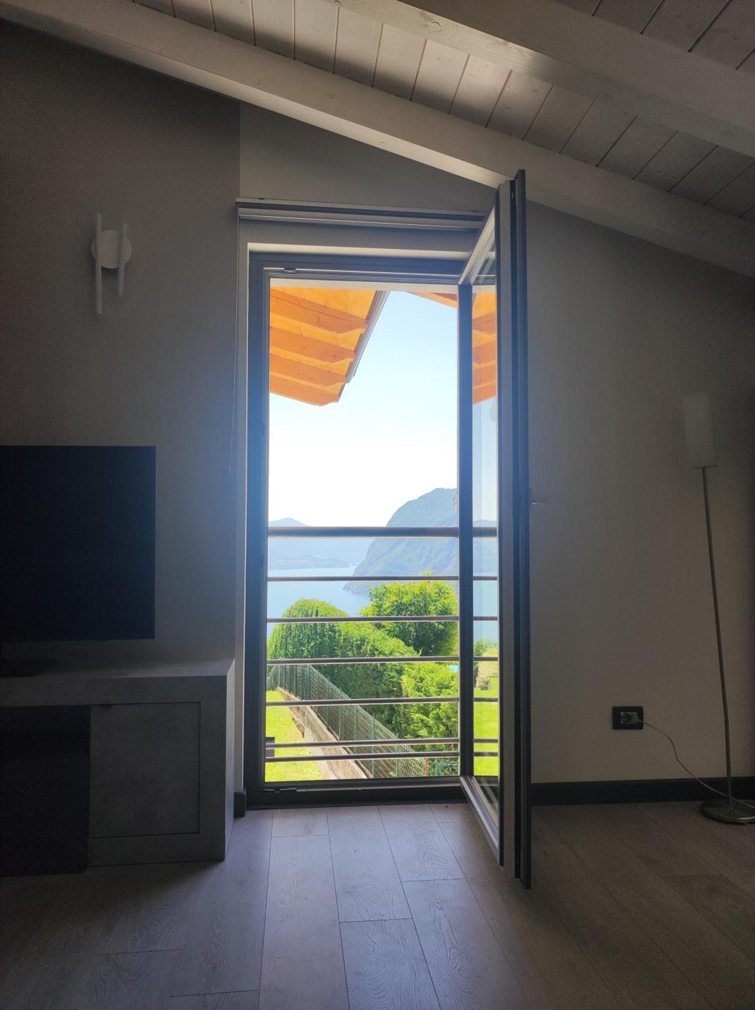 Luminoso Appartamento Vista Lago Solto Collina Экстерьер фото